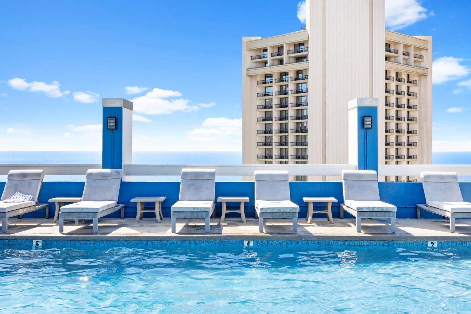 Steps To Waikiki Beach! Newly Renovated With 75" Tv Honolulu Exterior photo